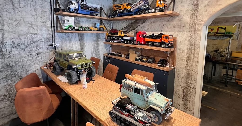30-Min Construction Scale 1/14 Gaming, Bite & Beverages For 1, 2, Or 4 Dubai restaurants Shop Online at Dubai Trades 3