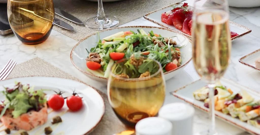 5* Premium Sunday Lunch With Beverages For 1 Child Or 1, 2 Or 4 Adults Dubai restaurants Shop Online at Dubai Trades 7