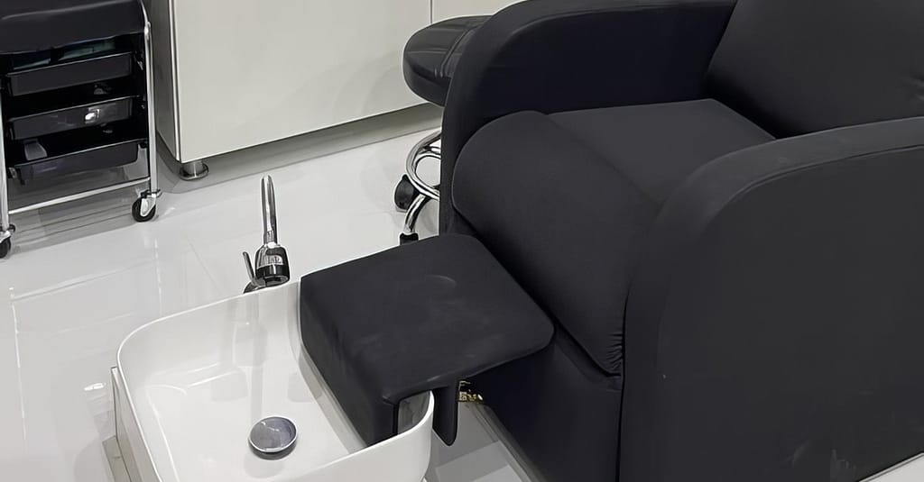 Fruit Or Gold, Or Whitening Facial At Creative Hairs Care Ladies Salon Dubai other Shop Online at Dubai Trades 3