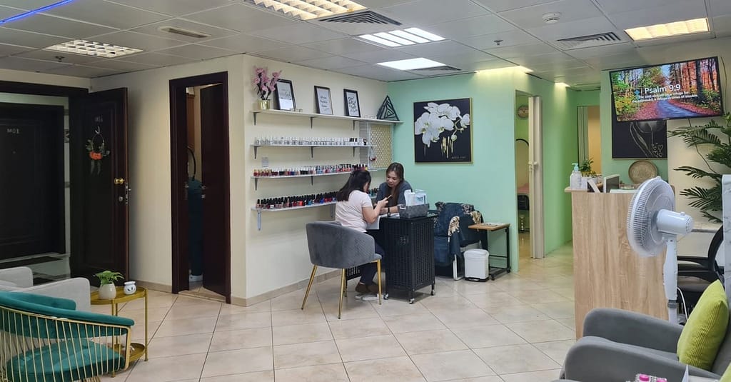 Get Stunning Highlights With A Hair Wash, Blow Dry And Full Highlights Abu Dhabi other Shop Online at Dubai Trades 4