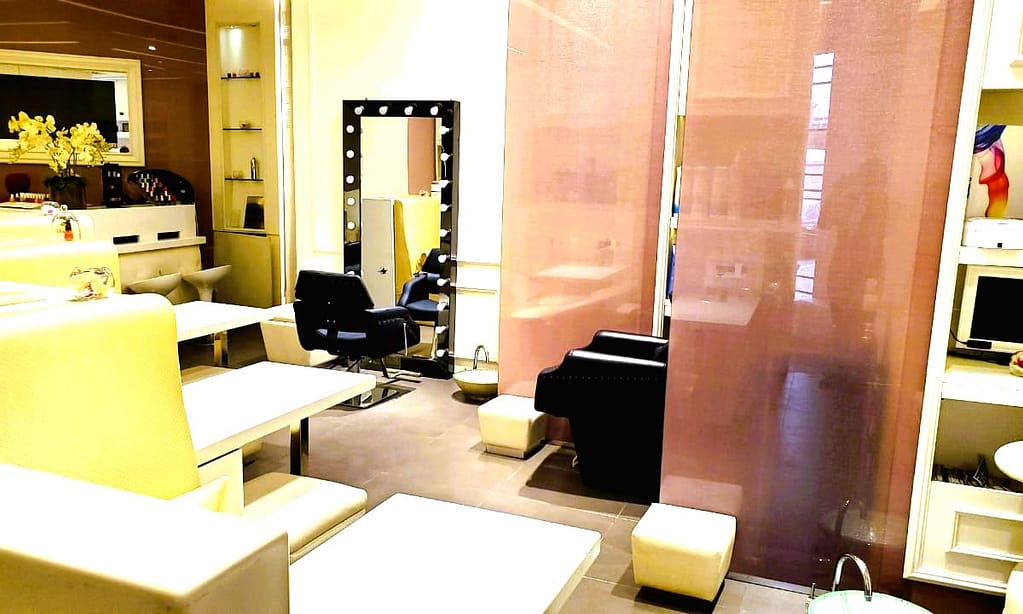 Full Set Of Individual Eyelash Extensions At Colours Bar Ladies Salon Dubai other Shop Online at Dubai Trades 5