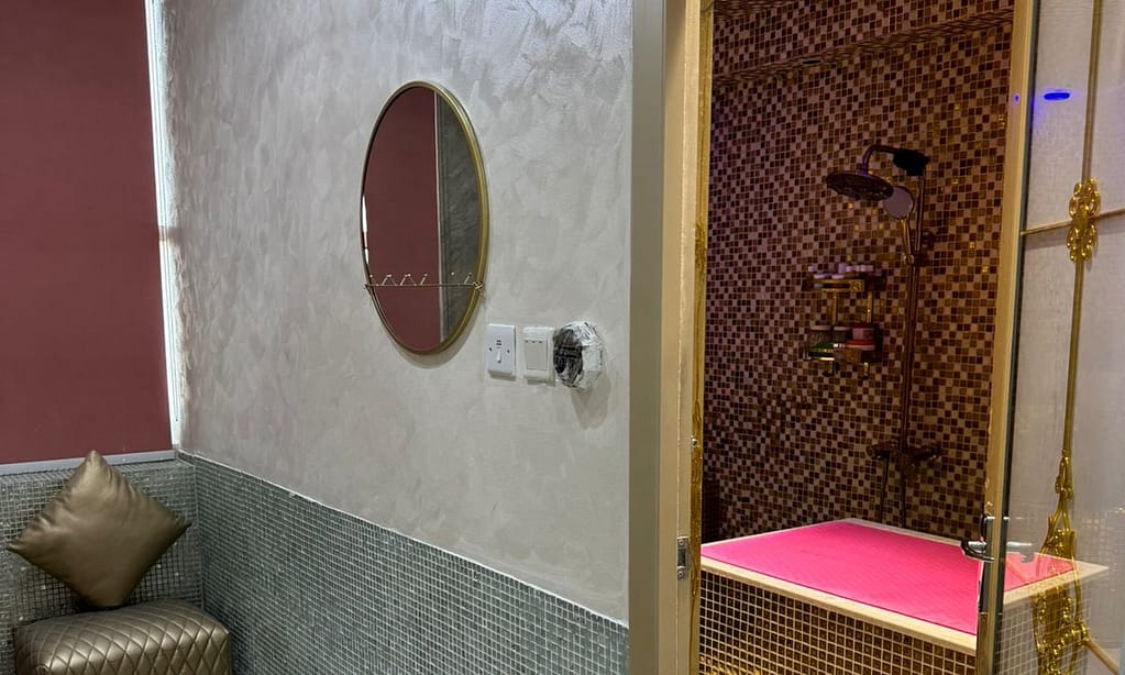 Choice Of Hair Wash And Blowdry At Bronzette Salon Dubai other Shop Online at Dubai Trades 10