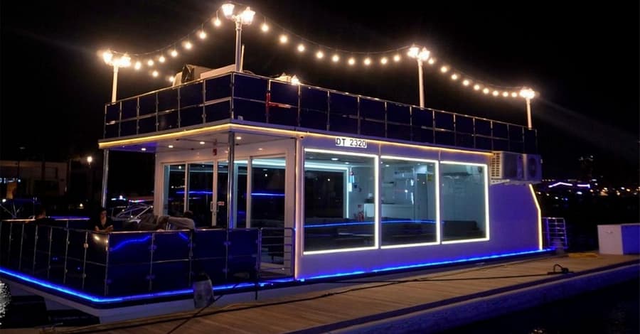 Dubai Canal Dinner + Soft Drinks 4* Luxury Boat For Up To Four Adults Dubai restaurants Shop Online at Dubai Trades 2